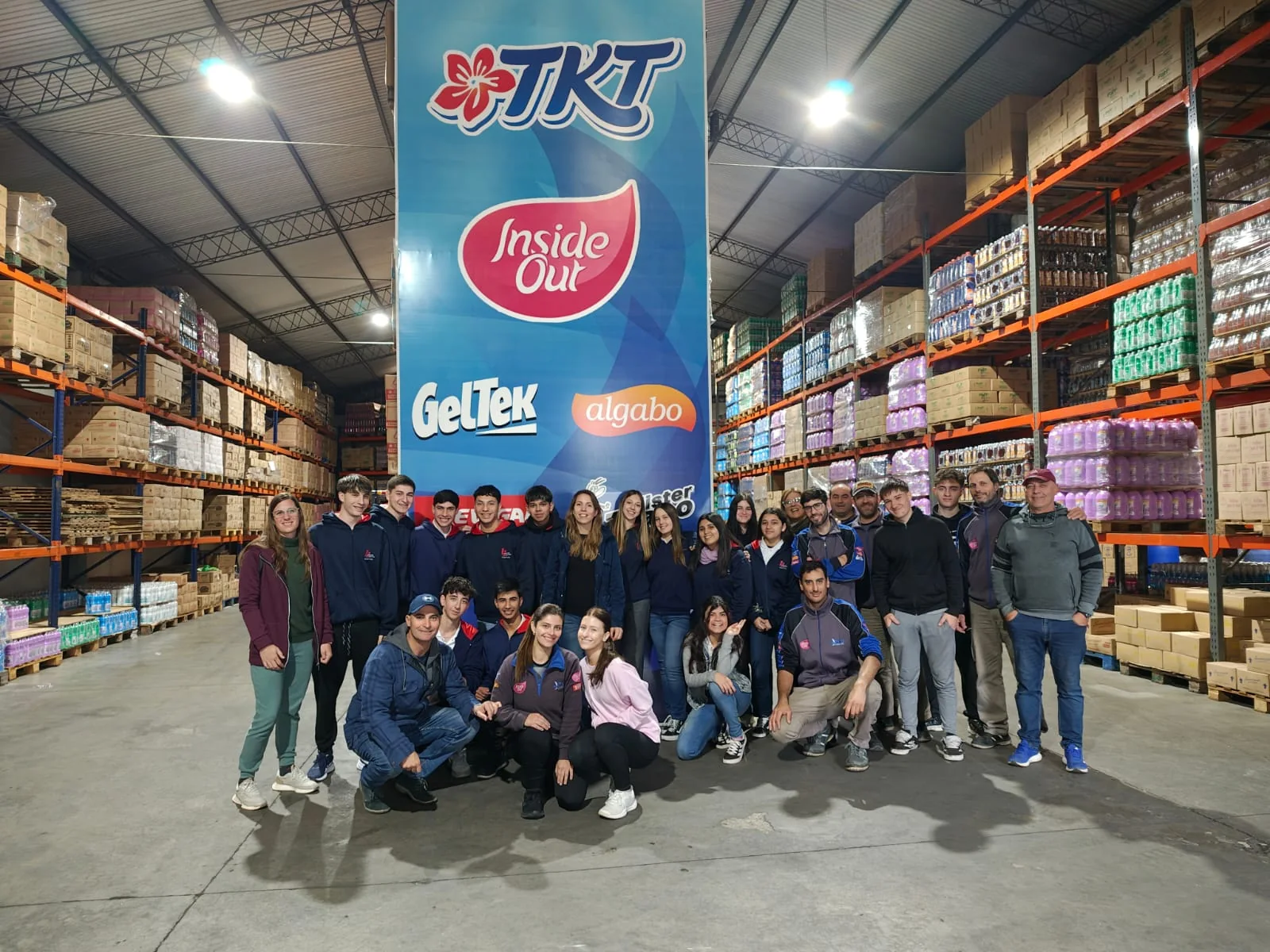 Alumnos de la Escuela Leopoldo Lugones de Sanford durante su visita a Pool Comercial